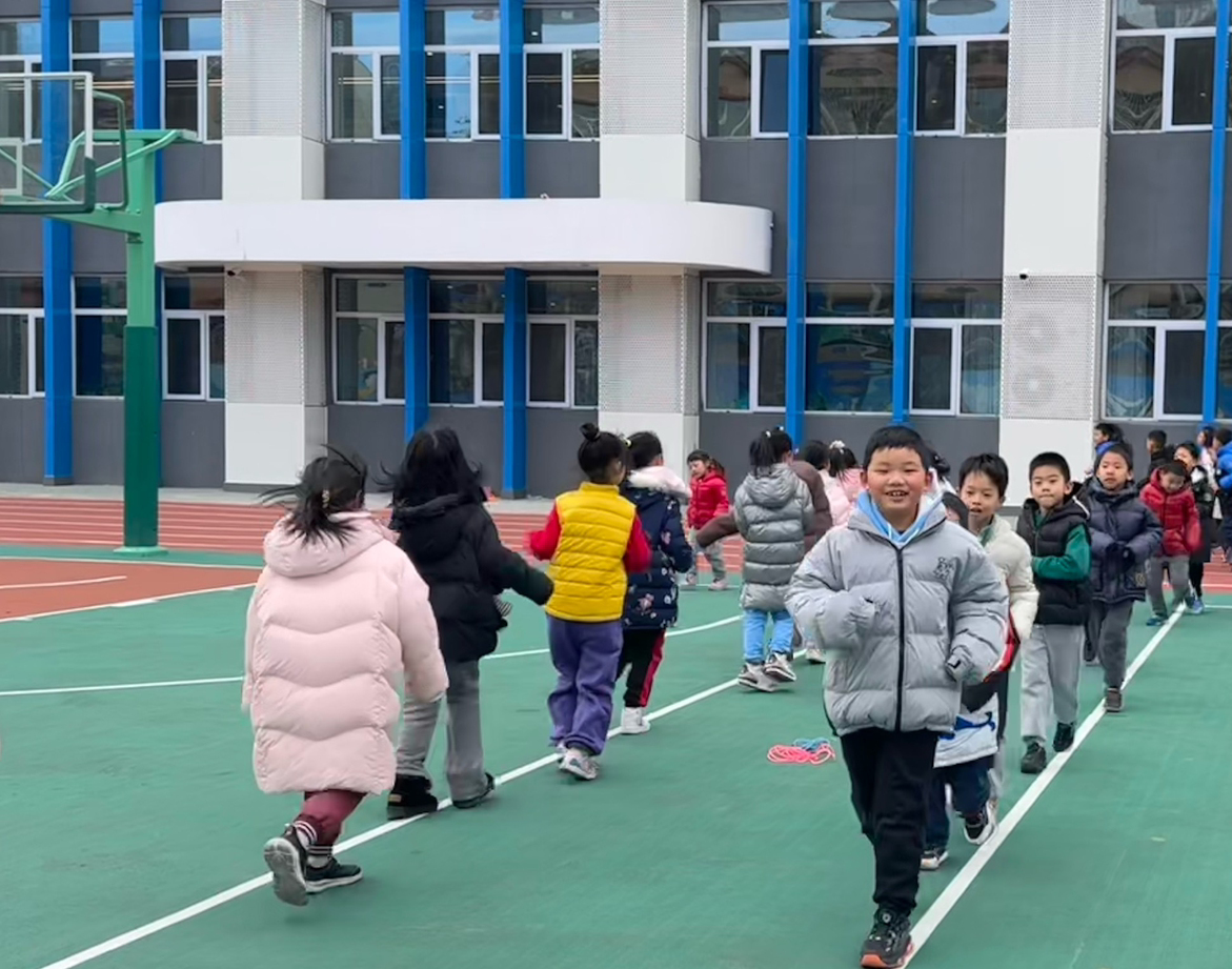一年級的同學(xué)課間跑步 。學(xué)校供圖