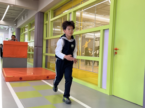 學(xué)生在南樓二層的體能教師訓(xùn)練。人民網(wǎng)記者孫競(jìng) 攝