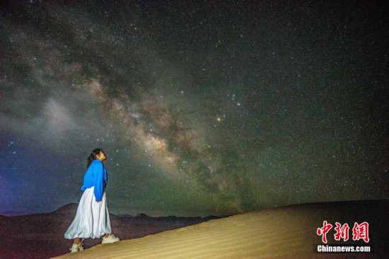 圖為6月20日晚，游客在西藏阿里暗夜公園與銀河“合影”。曹枝清 攝