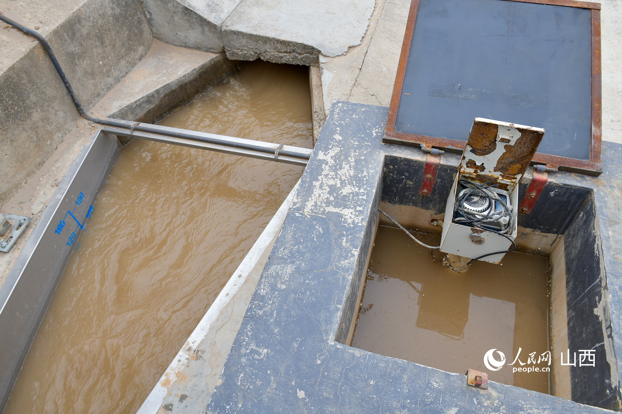 灌區(qū)渠口的計(jì)量設(shè)施。人民網(wǎng)記者 焦搏文攝