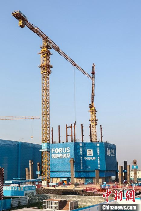 從完成頂層設(shè)計到如火如荼大規(guī)模建設(shè)，六年來，雄安新區(qū)如春天的竹子一般拔節(jié)生長，這座承載千年大計的“未來之城”已雄姿初顯。從“一張白紙”開始著墨，如今的雄安新區(qū)已是濃墨重彩的“山水畫”。<a target='_blank' href='/'>中新社</a>記者近日走訪了雄安新區(qū)多地，從“藍(lán)綠金”三色感受這座“未來之城”的巨大變化。圖為7月19日，河北雄安新區(qū)，中國中化總部基地項目施工現(xiàn)場。 <a target='_blank' href='/'>中新社</a>記者 易海菲 攝