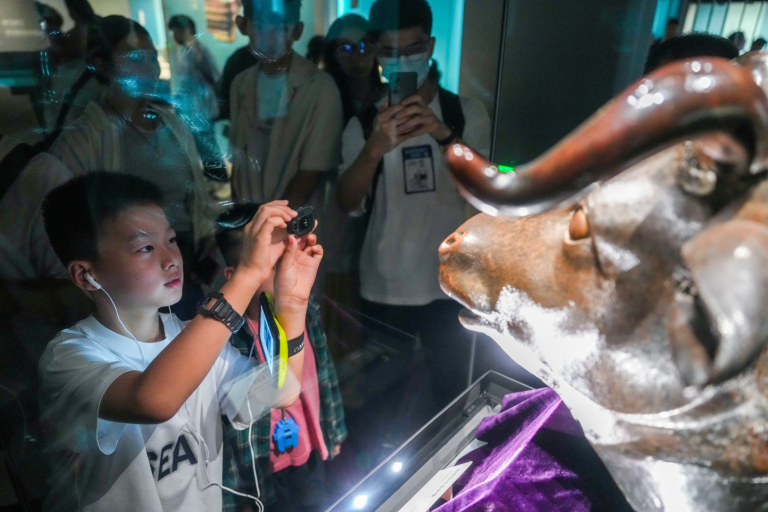 2025年6月,參加研學游的孩子在安徽博物院蜀山館參觀圓明園牛首銅像。(圖片來源:視覺中國)