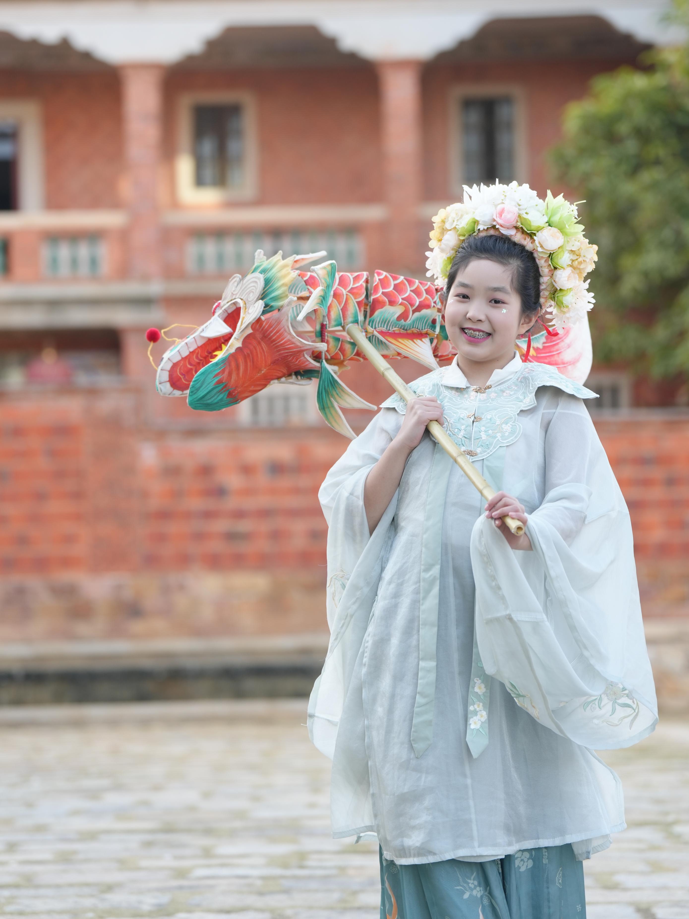 在泉州，沈女士為女兒拍下頭戴簪花的照片。受訪者供圖