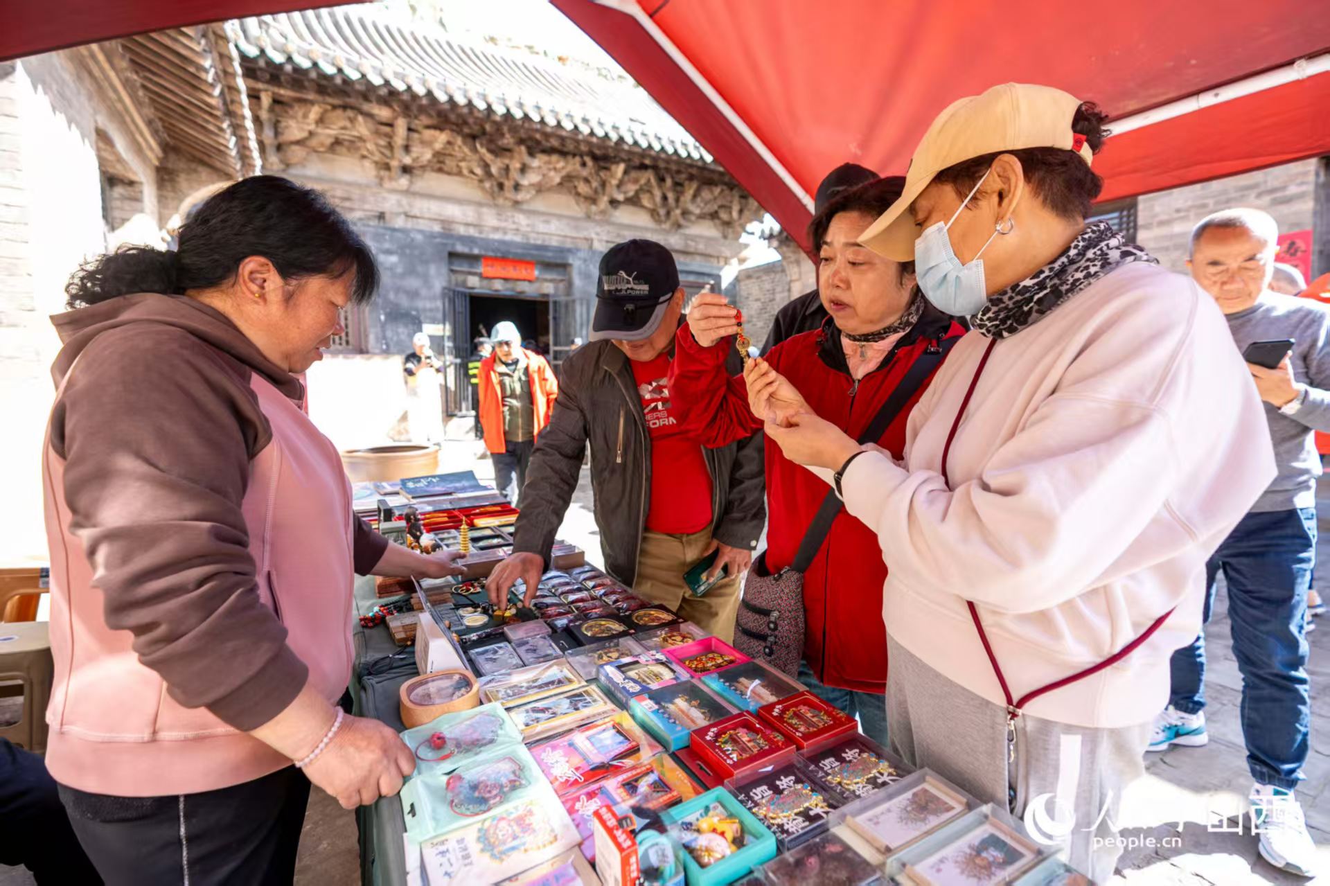 游客在山西省高平市鐵佛寺選購文創(chuàng)產(chǎn)品。人民網(wǎng)記者 盧鵬宇攝