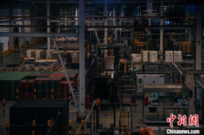 基地依托數字技術打造“黑燈工廠”?！±钅宪?攝