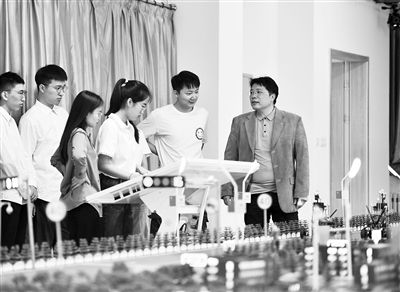 圖為天津大學(xué)智能與計(jì)算學(xué)部教師在沙盤教室內(nèi)給學(xué)生講授智能駕駛等方面的內(nèi)容。 新華社記者 趙子碩攝