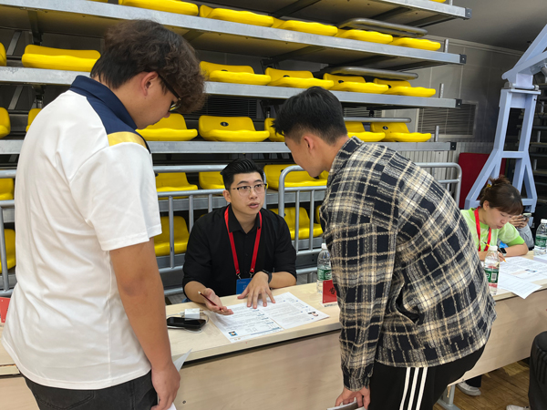 招聘會上，老師為畢業(yè)生開展就業(yè)指導。校方供圖