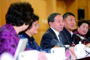 3月8日，全國政協(xié)舉行教育界別聯(lián)組會議，教育部部長袁貴仁右三到會聽取建議。