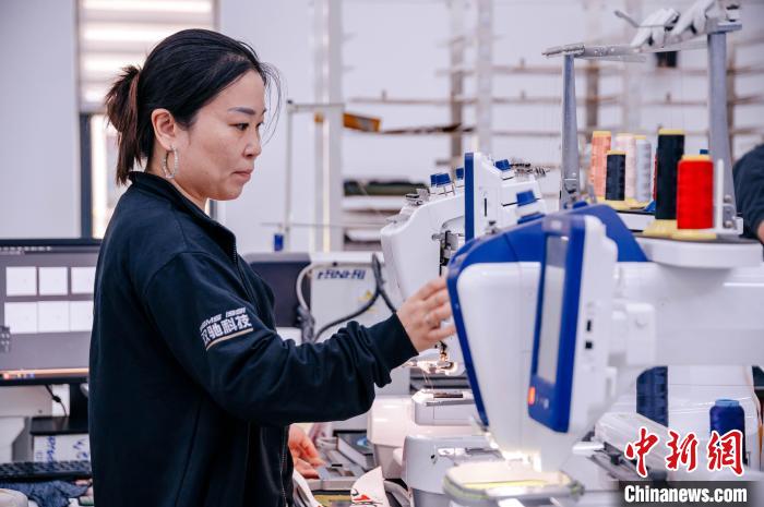 莆田鞋企通過快速打樣線，實(shí)現(xiàn)個(gè)性化訂制?！±钅宪?攝