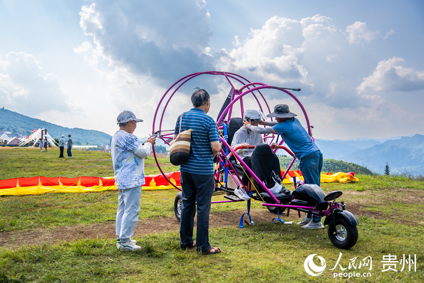 游客在野玉海飛行營(yíng)地解鎖山地新玩法。人民網(wǎng)記者 涂敏攝