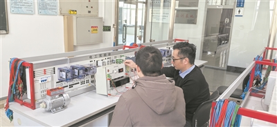 圖為哈爾濱工程大學(xué)教師指導(dǎo)學(xué)生開展新工科課程的實(shí)驗(yàn)項(xiàng)目。受訪者供圖