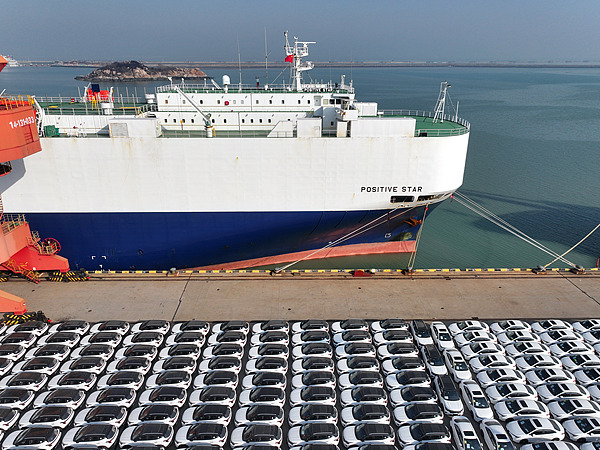 在江蘇省連云港，中國(guó)生產(chǎn)的汽車正加緊裝船出口海外。