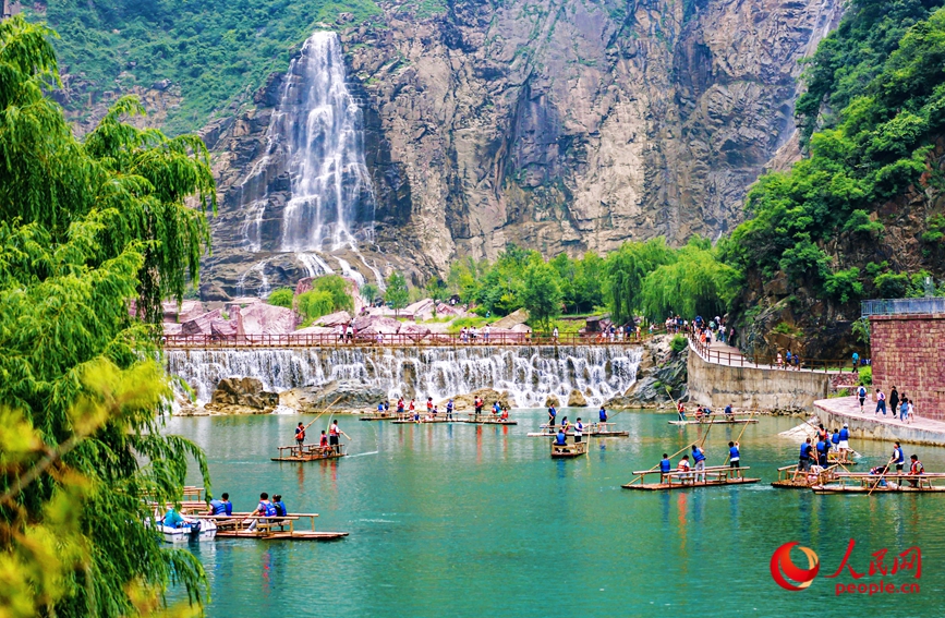 泛舟水上，成為酷熱夏季的一個避暑良方。人民網(wǎng)記者 王佩攝