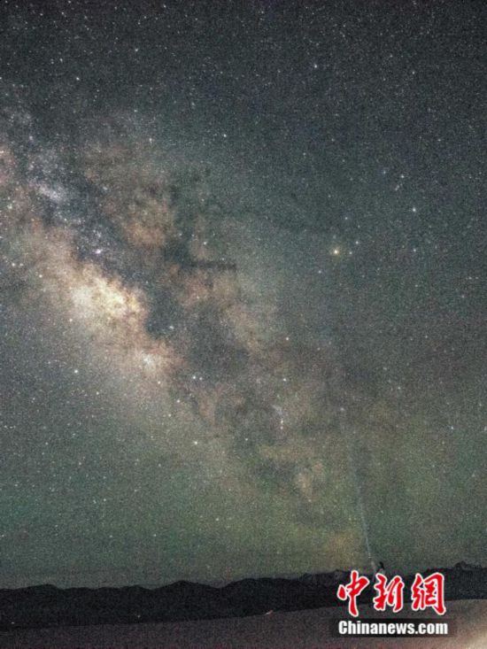 圖為6月20日晚游客在西藏阿里暗夜公園，與銀河“合影”。曹枝清 攝