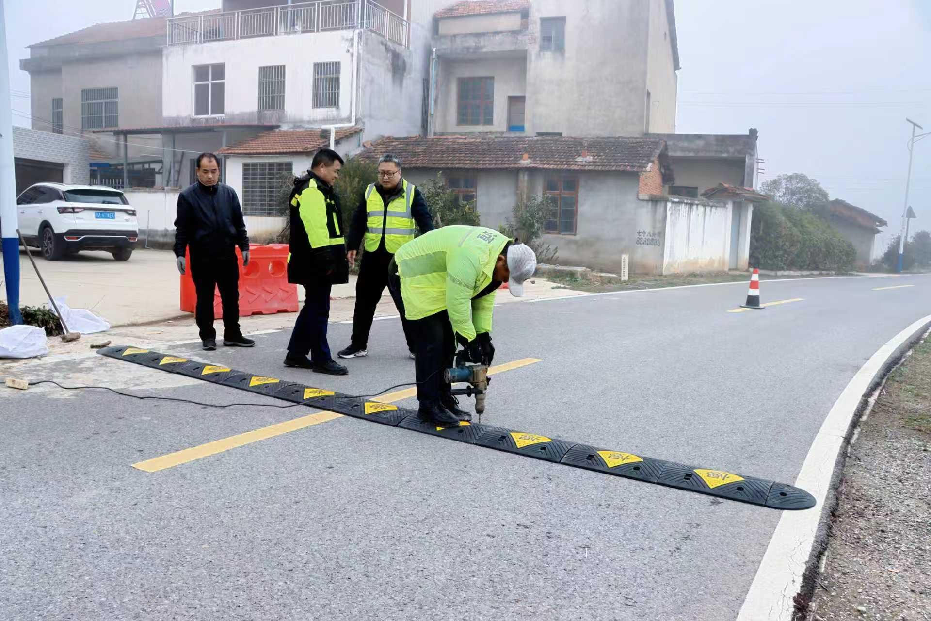 養(yǎng)護工對農(nóng)村公路進行日常巡查、養(yǎng)護。受訪方供圖