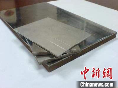 企業(yè)展示的金屬復(fù)合材料產(chǎn)品?！垕I子 攝