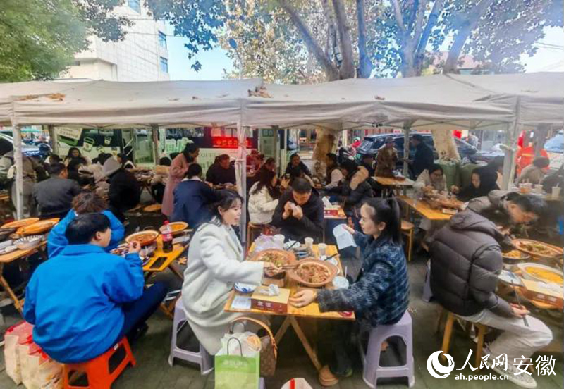 迎春街上，游客們品嘗廣德燉鍋。人民網(wǎng)記者 王銳攝