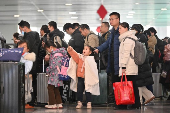2月3日，家長(zhǎng)帶領(lǐng)小朋友在北京豐臺(tái)站排隊(duì)檢票。新華社記者 宋為偉 攝