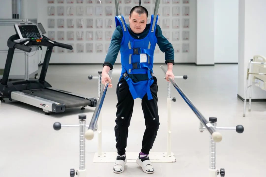 在術(shù)后第14天，患者依靠自身運(yùn)動(dòng)意圖行走。復(fù)旦大學(xué)供圖