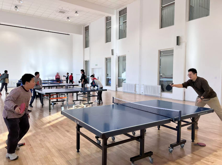 老師和學(xué)生在課間打乒乓球。人民網(wǎng) 白炅攝