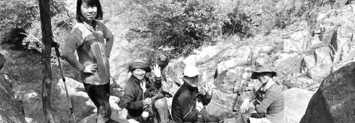 近日，資深驢友隨哥組織驢友到濟(jì)南仲宮太甲山游玩。圖為驢友正在山路上休息。隨哥供圖