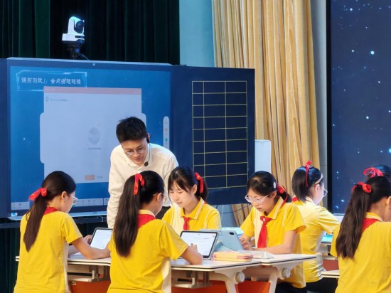 重慶科學(xué)城樹人思賢小學(xué)校教師執(zhí)教“S2C”示范課。