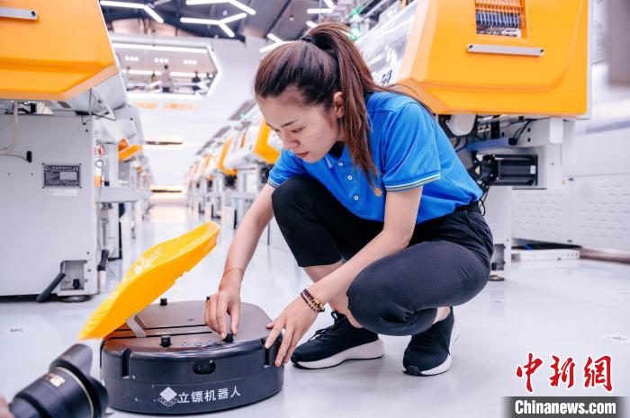 圖為員工在調(diào)試AGV搬運(yùn)機(jī)器人。　李南軒 攝