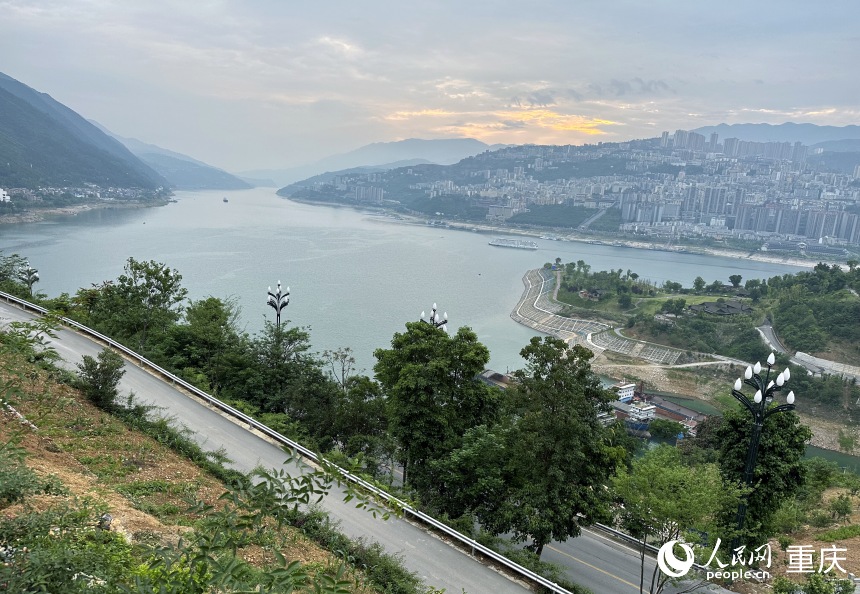 從巫山縣龍門(mén)街道江村遠(yuǎn)眺，左側(cè)為三峽里·竹枝村，右側(cè)為巫山縣城。人民網(wǎng)記者 劉政寧攝