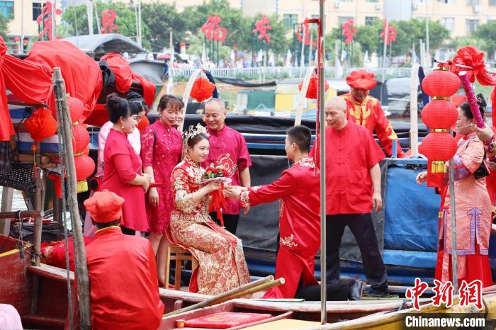 連家船民婚俗秀之迎親禮和成親禮?！×珠派?攝