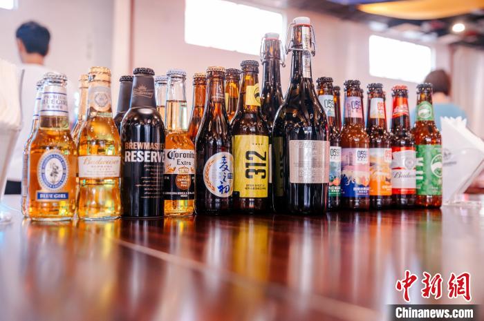 莆田基地主要生產全球旗艦品牌百威、科羅娜、貝克等啤酒，并生產雪津啤酒、雪山啤酒、藍妹啤酒等?！±钅宪?攝