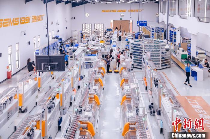 “高質(zhì)量發(fā)展調(diào)研行”主題采訪活動(dòng)來到福建莆田雙馳鞋業(yè)個(gè)性化定制示范工廠。　李南軒 攝