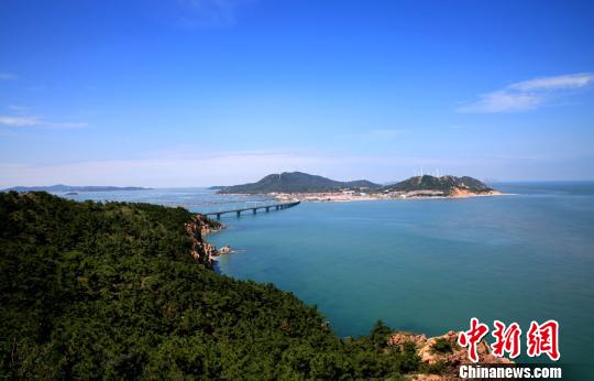 煙臺環(huán)境優(yōu)美、氣候宜人，遍布的海水浴場、濱海觀光景點(diǎn)為游艇帆船產(chǎn)業(yè)發(fā)展創(chuàng)造了條件。(資料圖) 楊兵 攝