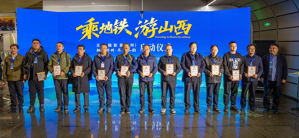 活動(dòng)為參展攝影家頒發(fā)入展證書(shū)。