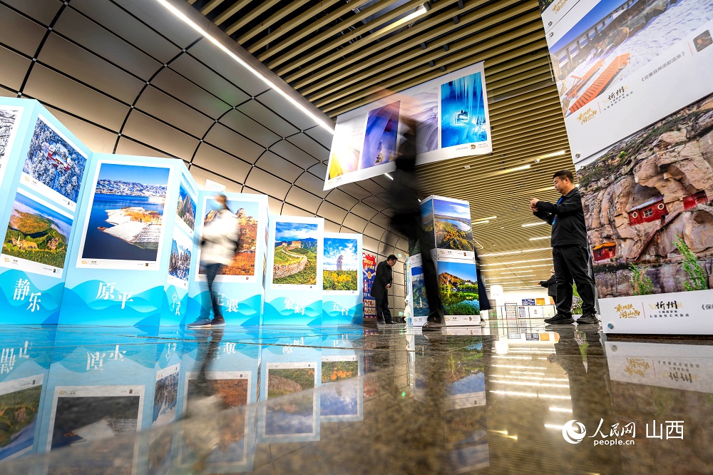 觀眾正在欣賞攝影作品。