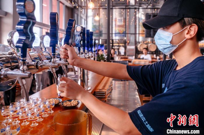 圖為百威雪津啤酒莆田基地工作人員正在打酒?！±钅宪?攝